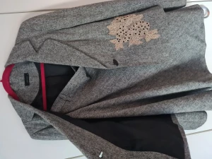 Dräkt. Kavaj. Kjol.  - Supersnygg figursydd kavaj och klockad kjol. Över knä.  En spetsapplikation på kavajen. 20 år gammal. Salt o peppar. Tweedaktig