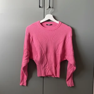 Stickad tröja - Rosa stickad tröja, använd 2 gånger. Fint skick. Stl M passar S också. 