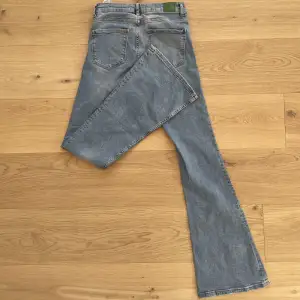 Super snygga lågmidjade bootcut jeans från zara. Jag är 1,65 cm lång midjemåttet är 70 cm runt hela, innerbenslängden är 82cm