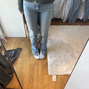 Jeans  - Ett par super snygga blå jeans med slits från zara, storlek 34💗