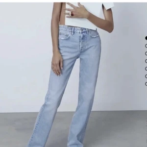 Mid rise jeans - Säljer dessa midrise straight jeans från zara som inte längre säljs! Säljer både vita o blå💕