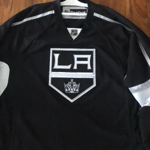 NHL Jersey - Vintage NHL Jersey med Los Angeles Kings tryck. Storlek L. Knappt använd och fortfarande i bra skick. Condition: 8/10