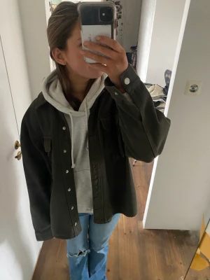 Vårjacka  - Säljer en vårjacka från zara som inte kommer till användning. Köpt för 2 år sedan men i toppen sick.  KÖPAREN STÅR FÖR FRAKTEN 😇🌟