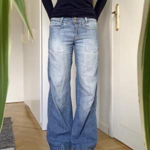 Dem perfekta baggy jeansen! Sitter tightare upptill men är väldigt stora nertill. 