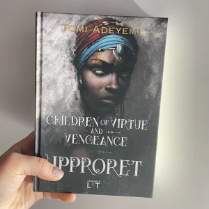 Children of virtue and vengeance  - Children of virtue and vengeance av Tomi Adeyemi. Språk: svenska. Bok 2 av den serie. Säljer även bok 1. Mycket fint skick.