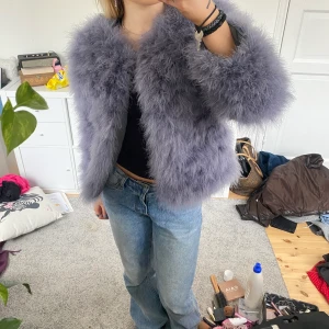 Supersöt fluffig jacka!! - Fin,blå och fluffig jacka perfekt till våren!! Köpt för någon månad sedan!