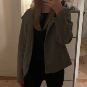 grå kappa - Grå kappa från zalando. Storlek M men passar även Xs-s. Skriv vid intresse eller frågor!