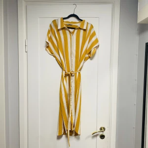 Sommarklänning - Tunn sommarklänning som bara är använd ett fåtal gånger med inga skador eller skråmor. Är lite genomskinlig så kan behövas något under