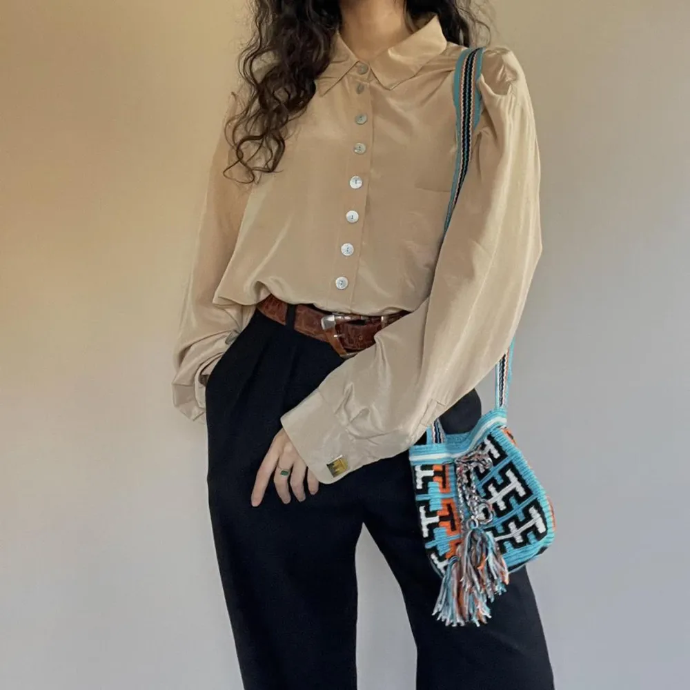 This mini bucket bag is constructed in Colombia with colorful threads made of Cotton and Aloe. The braided shoulder strap can be easily adjusted by tying a knot to shorten. Drawstring Closure with Fringed Pom Poms.. Laukut & Käsilaukut.