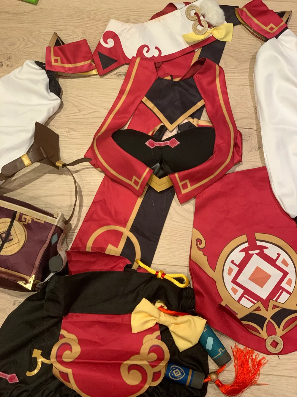 (Without wig) A yanfei cosplay I need sold asp!! It has a few damages so please text me first so I can show all the damages and other stuff. It was around 980 originally. I’m willing to talk about the price. Only been used like 5 times. Övrigt.