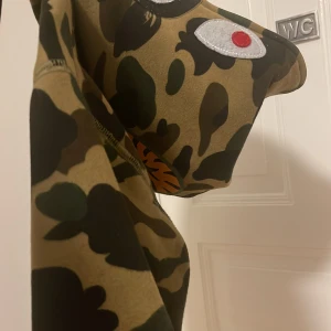 Bape - En grå,brun och svart bape kofta, andvänt en gång. Är i bra skick. Storlek s/m. (Den är liten i storleken)! Skriv i dm om du är intresserad. + frakt🤍