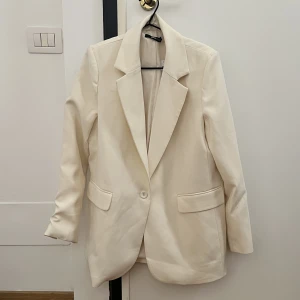 Kavaj GinaTricot  - Kavaj i färgen off white. Helt ny med prislapp kvar. Tänkte använda som oversize kavaj ovanför tex klänning men kom aldrig till användning. 