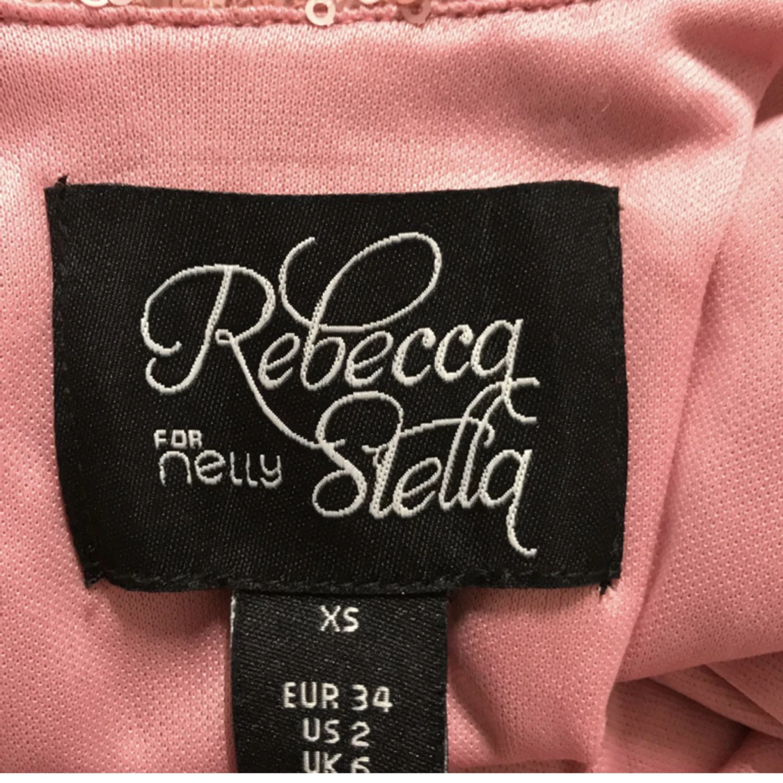 Glittrig klänning - 91