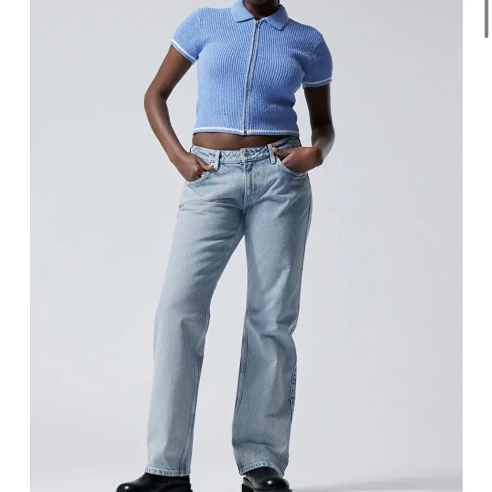 Säljer dessa från weekday! Säljer pga vill köpa en annan storlek 💕. Jeans & Byxor.