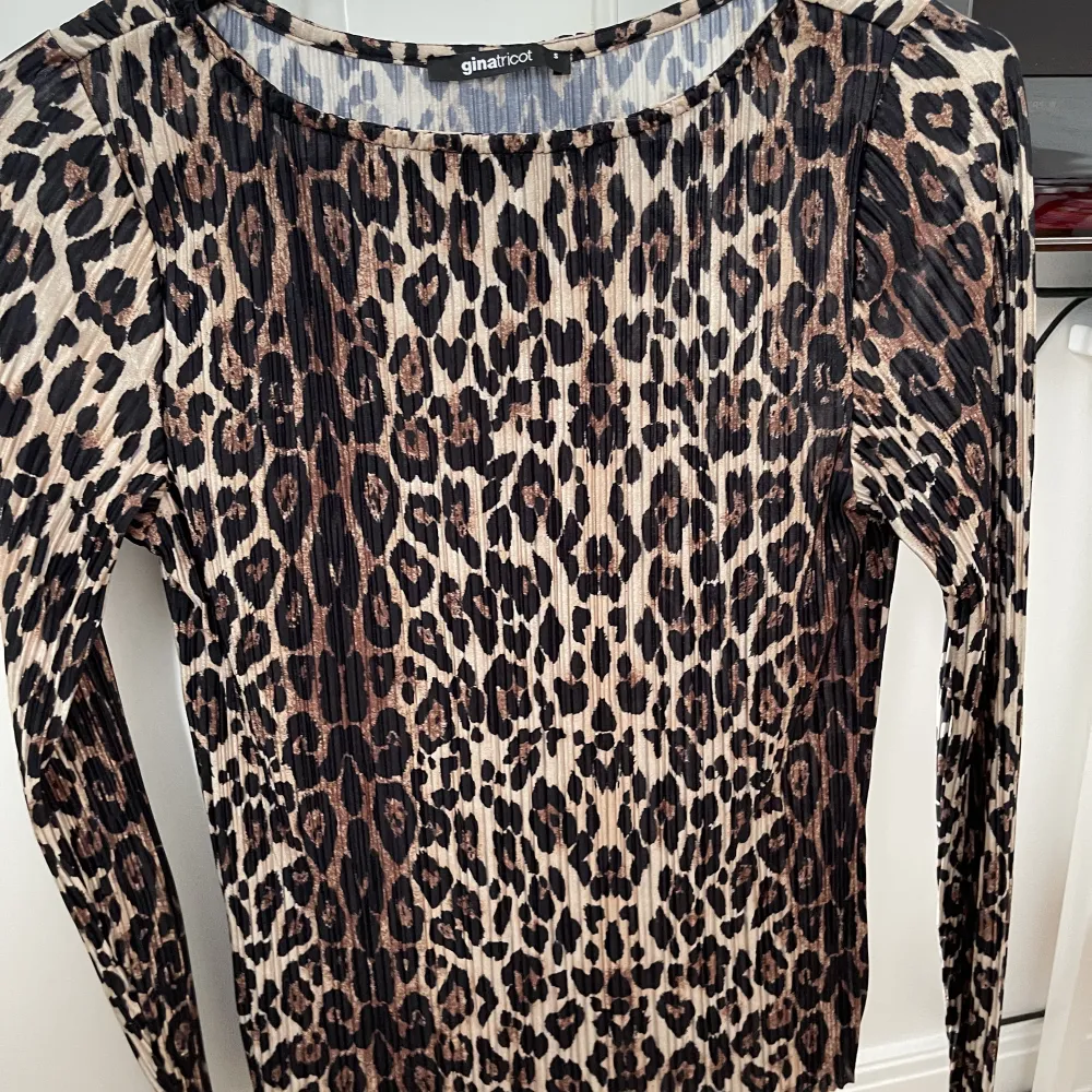 Superfin leopard mönstrad tröja i siden tyg som är lite veckat. Super skön att ha på sig. Har varit min favorit tröja men har tyvärr blivit för liten :(. Bra skick!. Toppar.