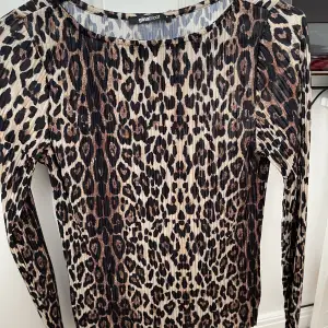 Superfin leopard mönstrad tröja i siden tyg som är lite veckat. Super skön att ha på sig. Har varit min favorit tröja men har tyvärr blivit för liten :(. Bra skick!