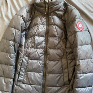 Canada goose jacka - En äkta canada goose jacka som jag säljer den för den börjar bli lite för liten för mig, inga skador alls på jackan den är som helt nu och köptes från början för 7,5 tusen kronor.