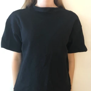 T-shirt  - T-shirt  meddela för mer info