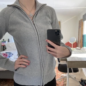 Kofta - Så fin grå kofta, lite tjockare tyg liksom och så skönt material! 