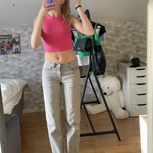 Lågmidjade jeans gina - Säljer dessa jättefina lågmidjade jeans från gina då dom blivit för små och därför kommer dom inte till användning Frakten ingår i priset  Har ni några frågor är det bara att skriva💕💕