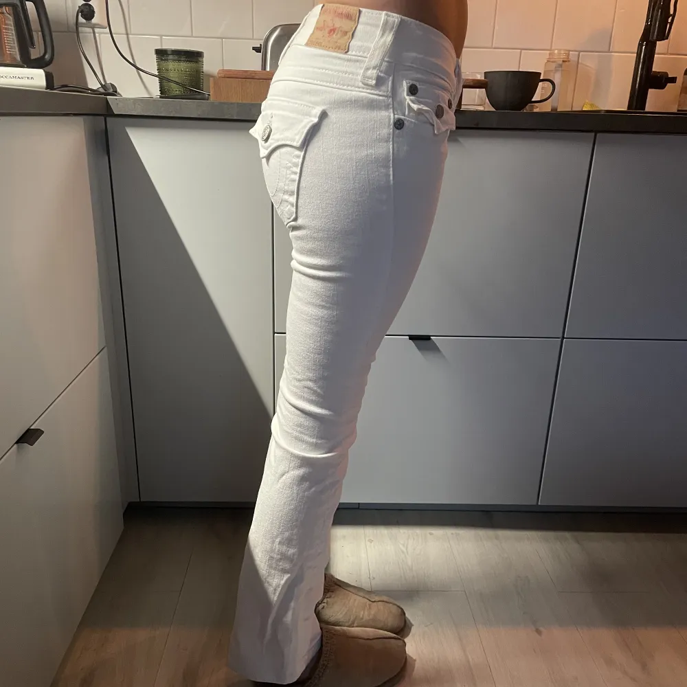 Säljer dessa snygga vita jeans från True Religion. Använda en gång så i nyskick. Säljer pga att de inte är min stil längre . Skriv privat för fler bilder. Kan gå ner lite i pris vid snabbaffär!. Jeans & Byxor.
