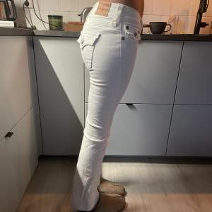 Säljer dessa snygga vita jeans från True Religion. Använda en gång så i nyskick. Säljer pga att de inte är min stil längre . Skriv privat för fler bilder. Kan gå ner lite i pris vid snabbaffär!