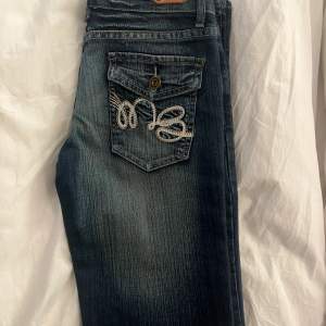 Assnygga low waisted jeans i st 36. Tyvärr är dom för små för mig men älskar dessa!!