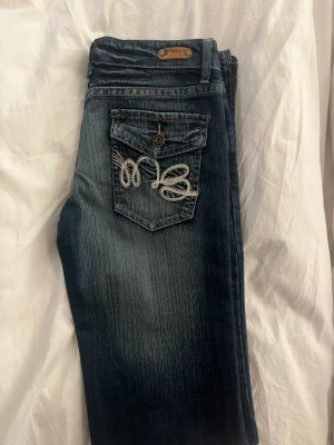 Low waisted jeans - Assnygga low waisted jeans i st 36. Tyvärr är dom för små för mig men älskar dessa!!