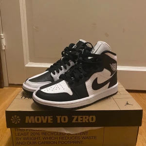 Nike Air Jordan 1 MID SE - Helt oanvända. Air Jordan 1 MID SE finns i storlek 36,5. 