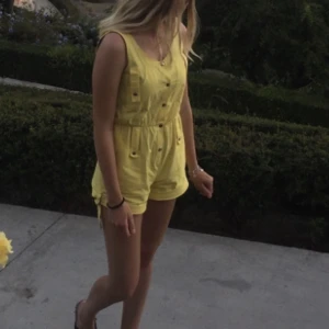 Gul body - Gul body köpt vintage, strl M men lite liten i storlek 