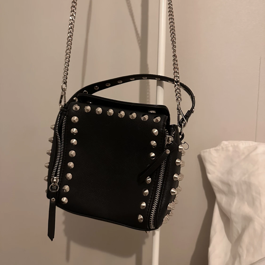 Väska med nitar - 90