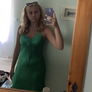 Grön klänning från bikbok  - En väldigt fin grön klänning från bikbok, as skönt och lent material. Använt bara 1 gång och det var när jag var i Grekland. Jättefin att ha på sommaren. 