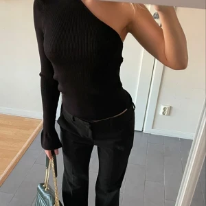 One shoulder top - En svart one shoulder top från NA-KD som är något år gammalt men som endast har använts 1-2 gånger eftersom det inte riktigt är min stil❤️ 