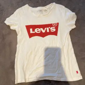  snygg Levis tröja säljer för att den inte kommer till användning och den är i väldigt bra skick!!!❤️‍🩹❤️‍🩹💝💋(original pris 249)