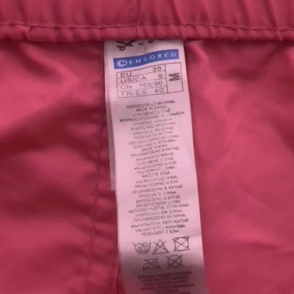 Oavdvända Neon rosa badbyxor med nit detaljer. Shorts.