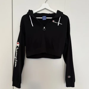 Champion Crop Hoodie strl M Nypris 839:- - Champion Crop Hoodie Nypris 839:- Nyskick! Strl M 