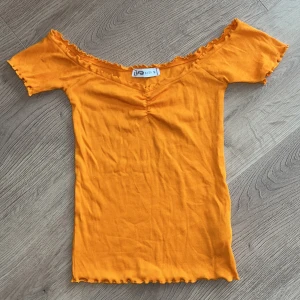 orange t shirt med volanger - Djur finns hemma