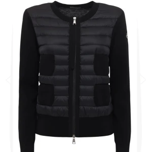 Moncler cardigan  - Storlek XS, nypris ca 7400kr  Säljer min svarta moncler cardigan då jag inte använder den längre❤️ Den är i nyskick, bilderna är lånade skriv privat för bilder på min! 