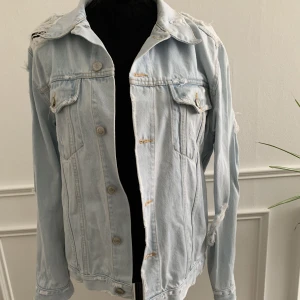 Jacka  - Jeansjacka men fina slitna detaljer. 