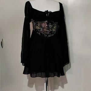 Corset klänning<3 - Oanvänd! Prislappen sitter tillomed kvar hehe🤍