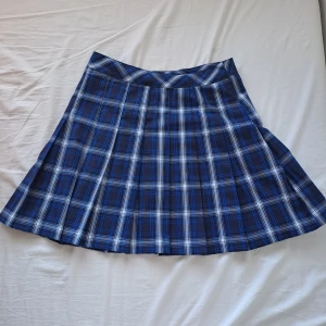 Mörkblå rutig kjol - Aldrig använd och är inte min stil :) 