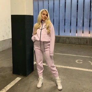 Nike sett - Säljer mitt rosa nike sett, båda för 1000 kr eller ena delen 500 kr🫶🏼