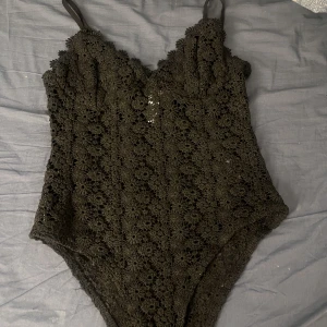 Hm spets body  - Säljer min fina spetsbody från hm som är perfekt till festliga tillfällen 