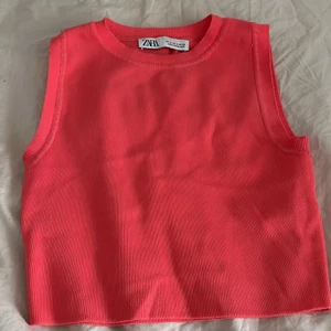 Zara topp - Superfin rosa topp från zara! Sitter perfekt över byst och formar fint. Färgen kommer inte riktigt fram på bilderna så skriv för fler bilder..💛💛