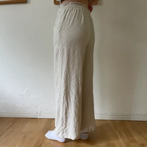 Linnebyxor - Dessa fina och så sköna linnebyxor, tyckte de va för korta på mig som är 172 så hade passat perfekt på nån som är lite kortare! Flyttar utomlands snart och kommer enbart ha tid att posta fram tills 8/9 så passa på!! 💘 TRYCK INTE PÅ KÖP DIREKT!