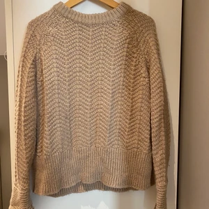 Stickad tröja - Fin stickad tröja från HM. Köpt för några år sen men fortfarande i fint skick pga sällan använd.  Tröjan har ett fint stickat mönster och är relativt tjock. Storlek XS men passar mig som har storlek S bra. 