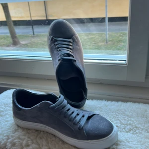 Arigato skor - Säljer mina arigato skor för jag har växt ut dom. Bra skick 9,5/10. Knappt använda. Storlek 42.  Kan Skriva för fler frågor. Köpta för 2000. Kan tvätta göra rent dom innan du köper. Stora i storleken,