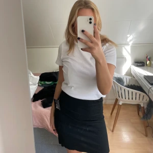 Svart kjol - En oanvänd kjol från Nelly! Tyvärr för stor för mig!