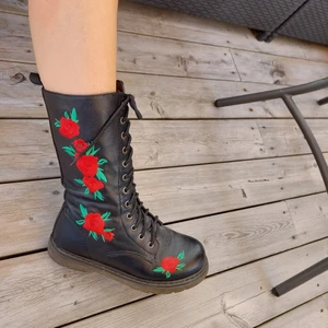 Boots rosor  - Svarta boots i fejkläder med rosor på. Stl 38. Använda men med fin sula och i fint skick. Finns vissa "sprickor" på lädret och en sprickani sulan (se bild)
