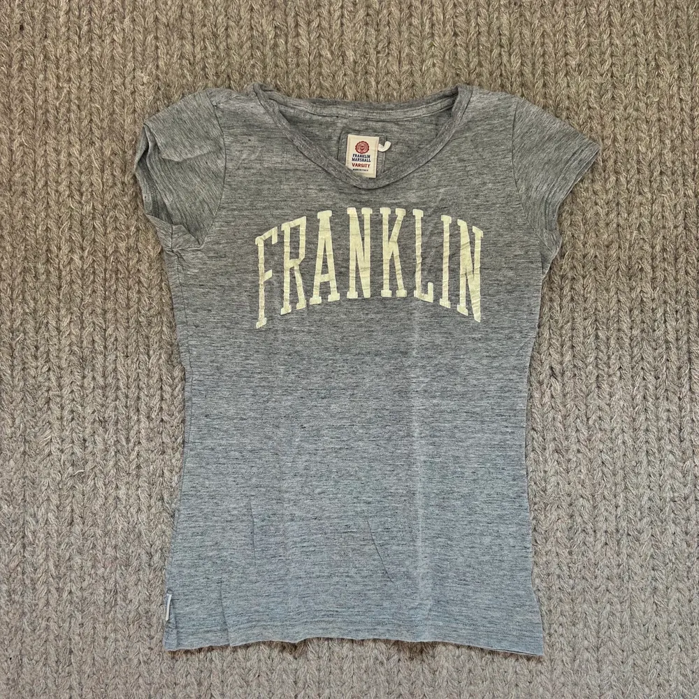 Grå Franklin Marshall T-shirt i stl XS.. T-shirts.